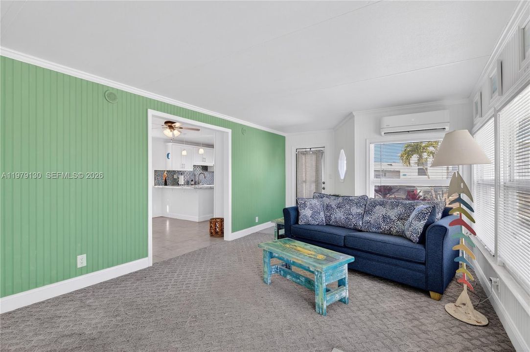 For Sale: $375,000 (2 beds, 1 baths, 726 Square Feet)