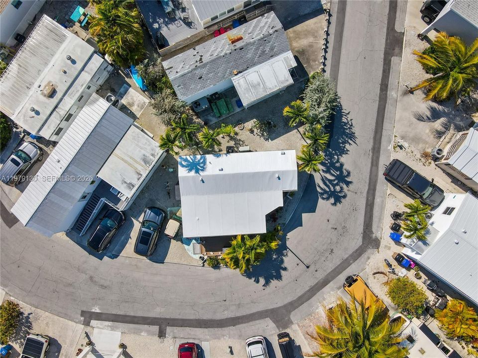 For Sale: $375,000 (2 beds, 1 baths, 726 Square Feet)