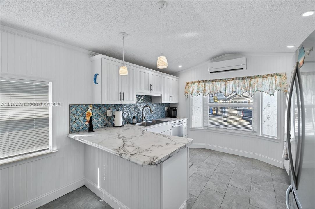For Sale: $375,000 (2 beds, 1 baths, 726 Square Feet)