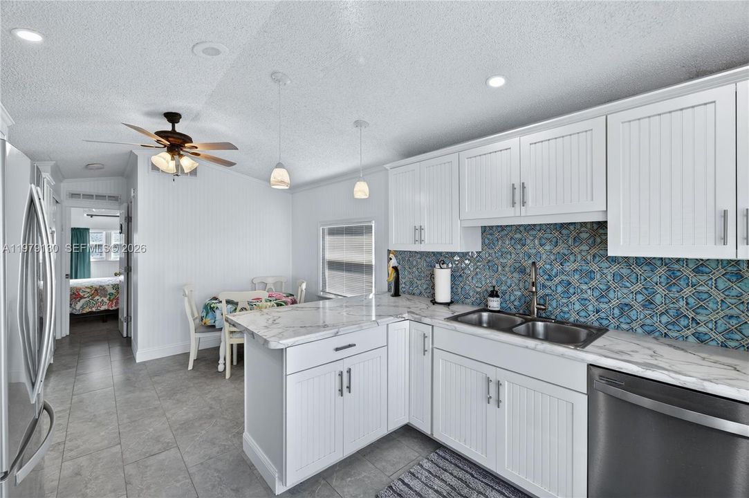 For Sale: $375,000 (2 beds, 1 baths, 726 Square Feet)