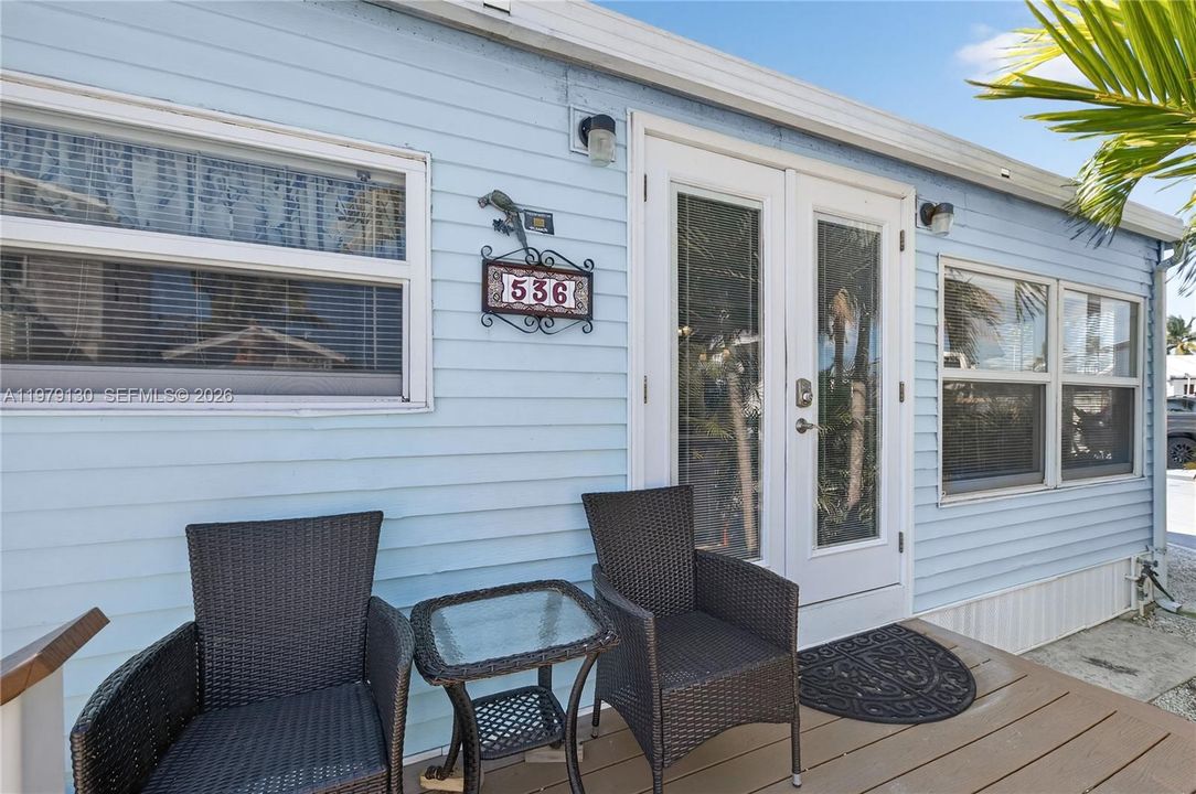 For Sale: $375,000 (2 beds, 1 baths, 726 Square Feet)