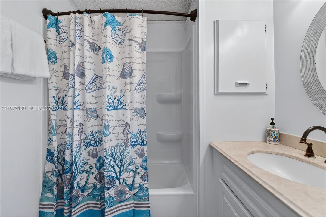 For Sale: $375,000 (2 beds, 1 baths, 726 Square Feet)