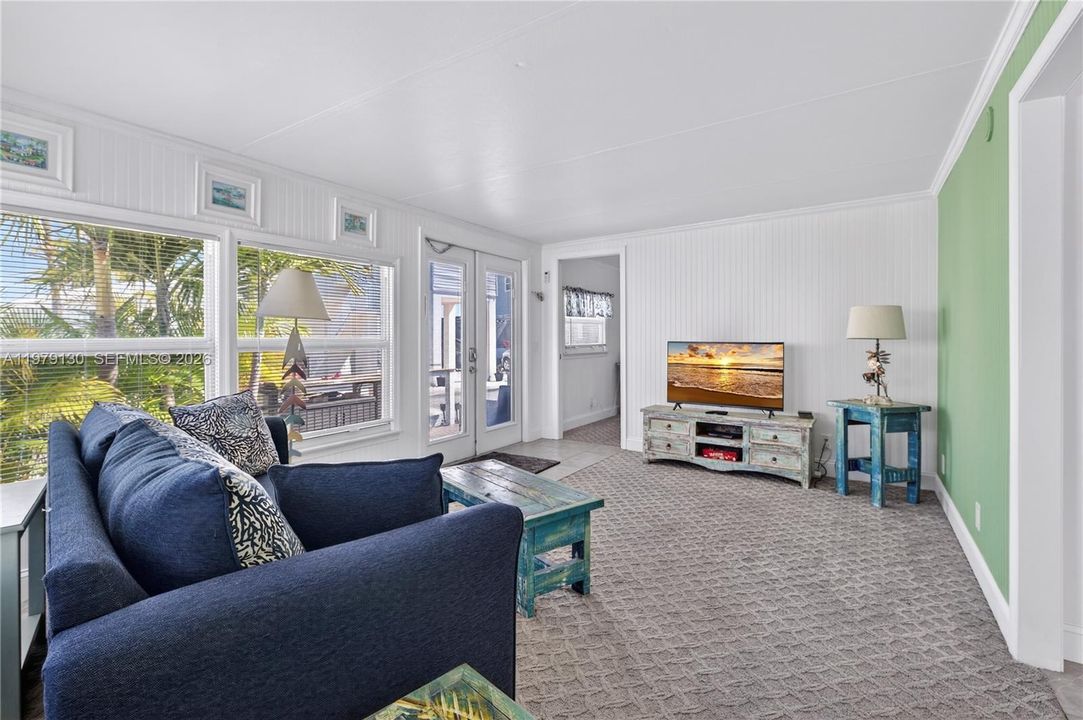 For Sale: $375,000 (2 beds, 1 baths, 726 Square Feet)