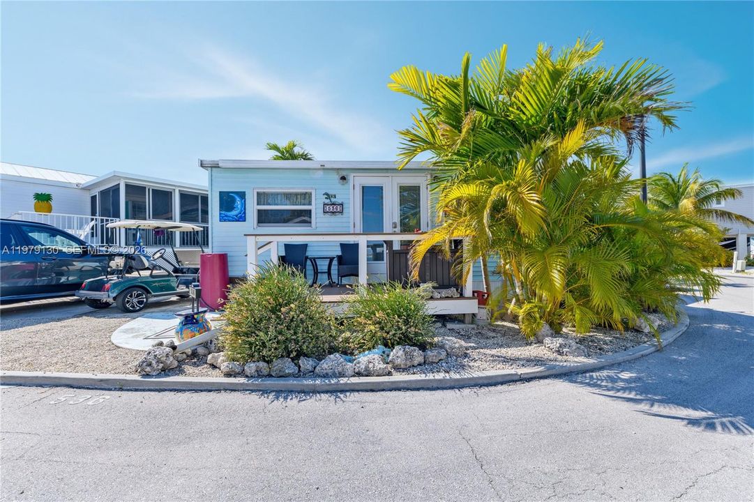 For Sale: $375,000 (2 beds, 1 baths, 726 Square Feet)