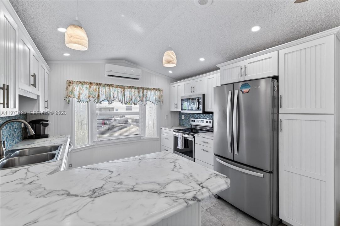 For Sale: $375,000 (2 beds, 1 baths, 726 Square Feet)