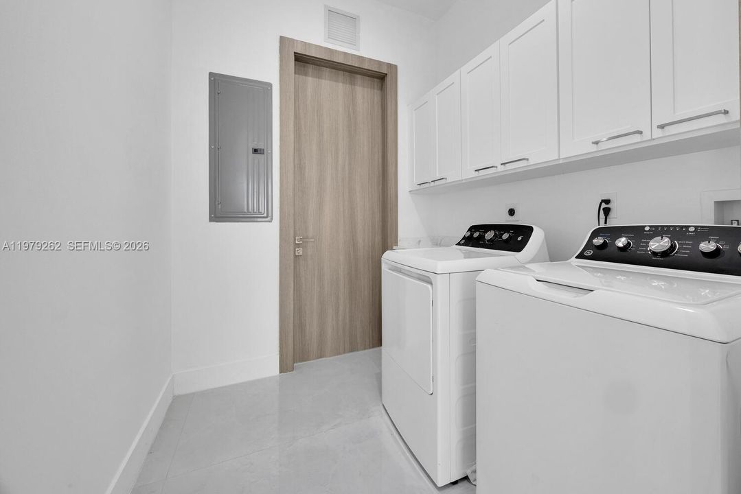 Activo con contrato: $1,295,000 (4 camas, 3 baños, 2634 Pies cuadrados)