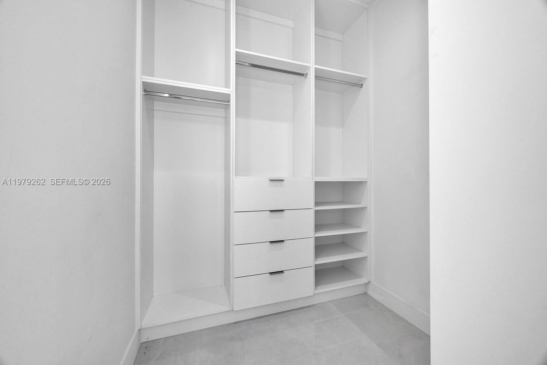 Activo con contrato: $1,295,000 (4 camas, 3 baños, 2634 Pies cuadrados)