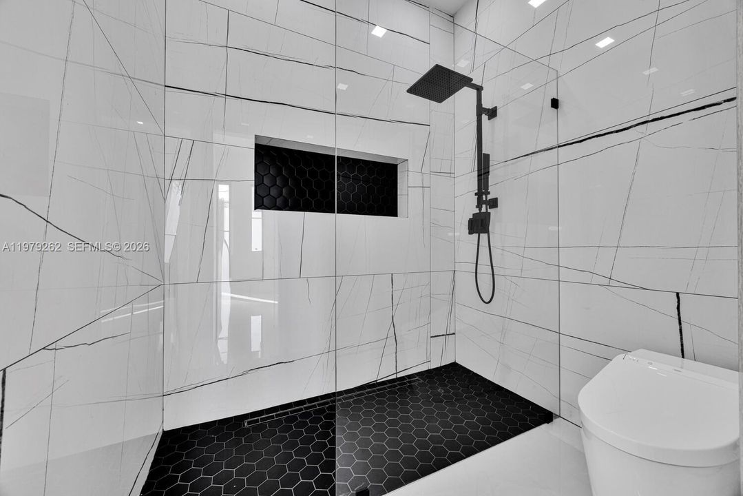 Activo con contrato: $1,295,000 (4 camas, 3 baños, 2634 Pies cuadrados)