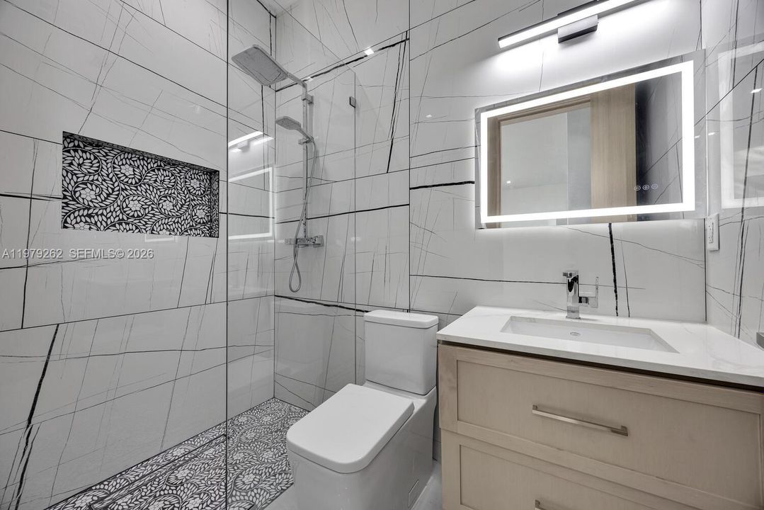 Activo con contrato: $1,295,000 (4 camas, 3 baños, 2634 Pies cuadrados)