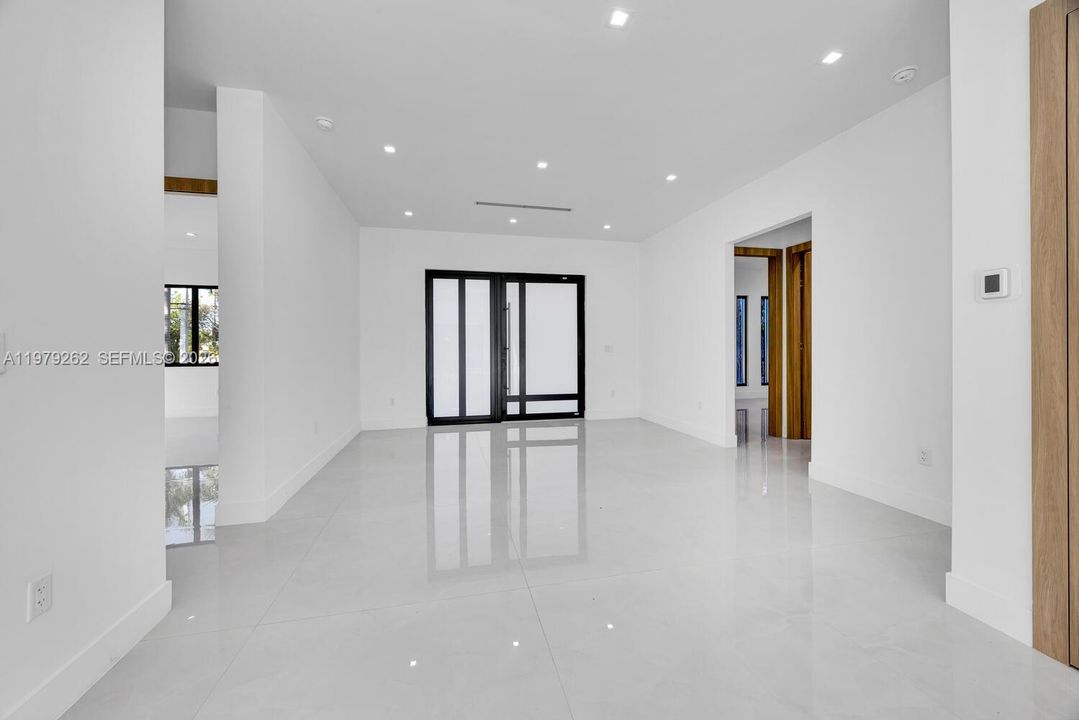 Activo con contrato: $1,295,000 (4 camas, 3 baños, 2634 Pies cuadrados)