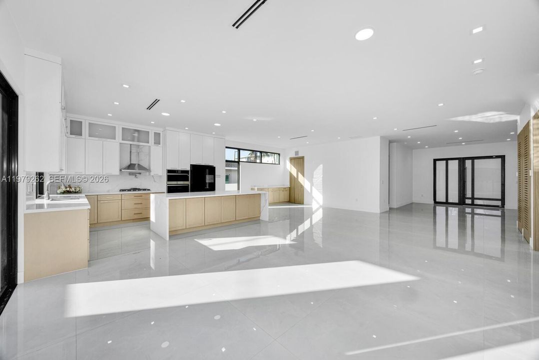 Activo con contrato: $1,295,000 (4 camas, 3 baños, 2634 Pies cuadrados)