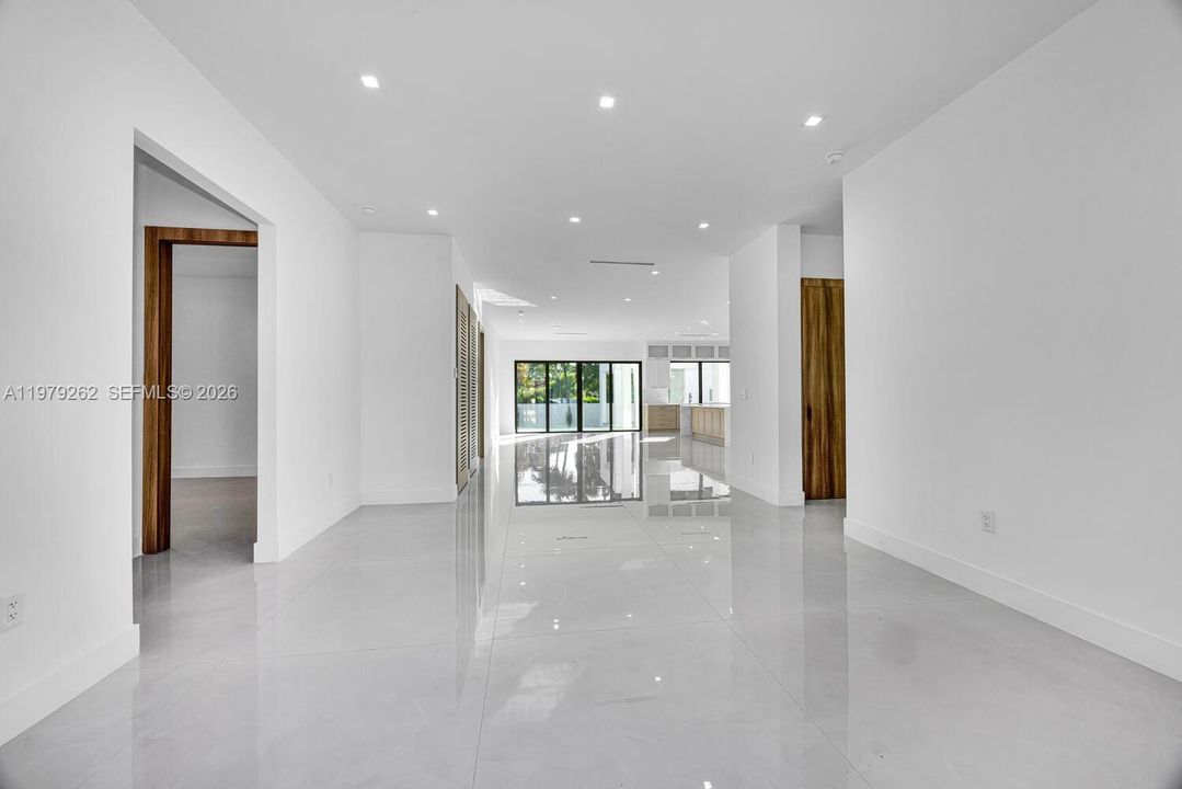 Activo con contrato: $1,295,000 (4 camas, 3 baños, 2634 Pies cuadrados)