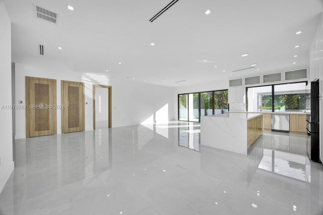 Activo con contrato: $1,295,000 (4 camas, 3 baños, 2634 Pies cuadrados)