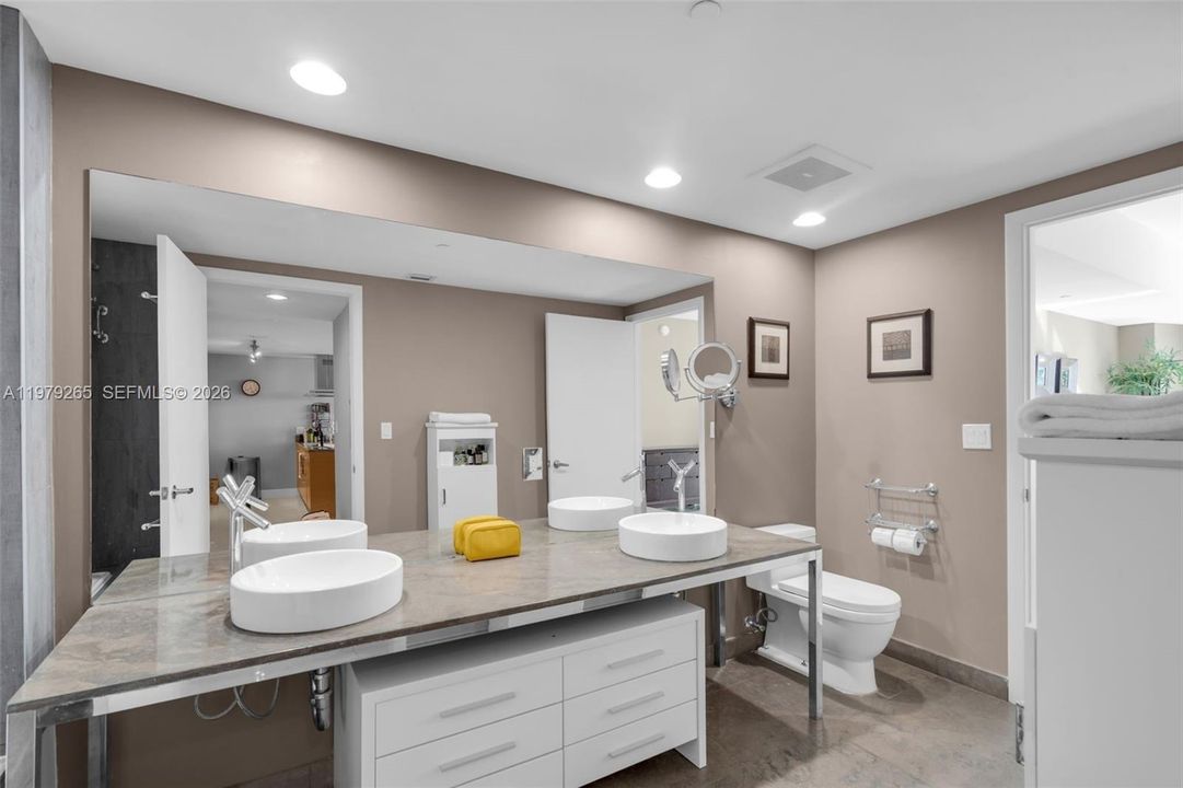 For Sale: $609,000 (1 beds, 1 baths, 1035 Square Feet)