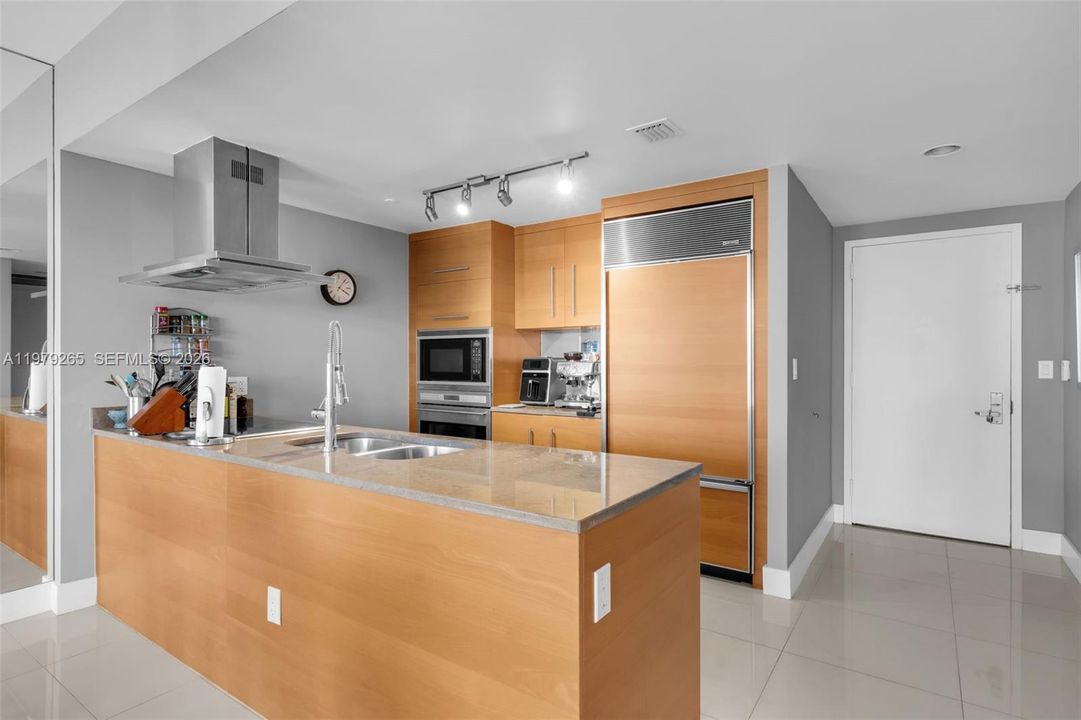 For Sale: $609,000 (1 beds, 1 baths, 1035 Square Feet)