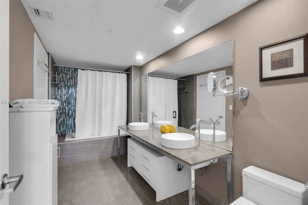 For Sale: $609,000 (1 beds, 1 baths, 1035 Square Feet)