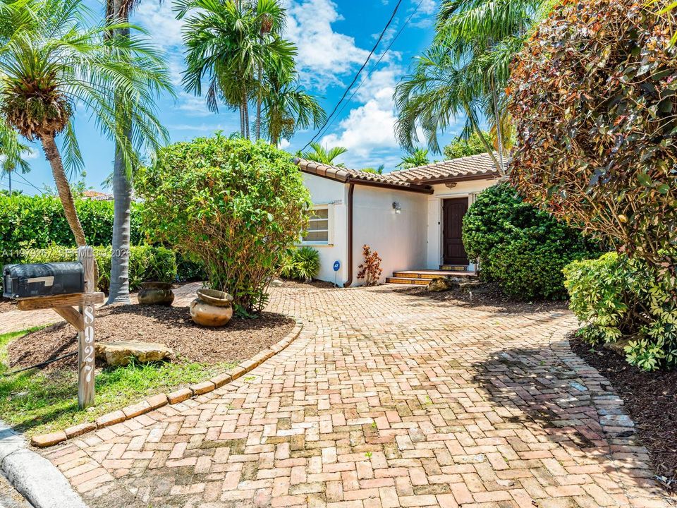 For Sale: $1,500,000 (3 beds, 2 baths, 1447 Square Feet)