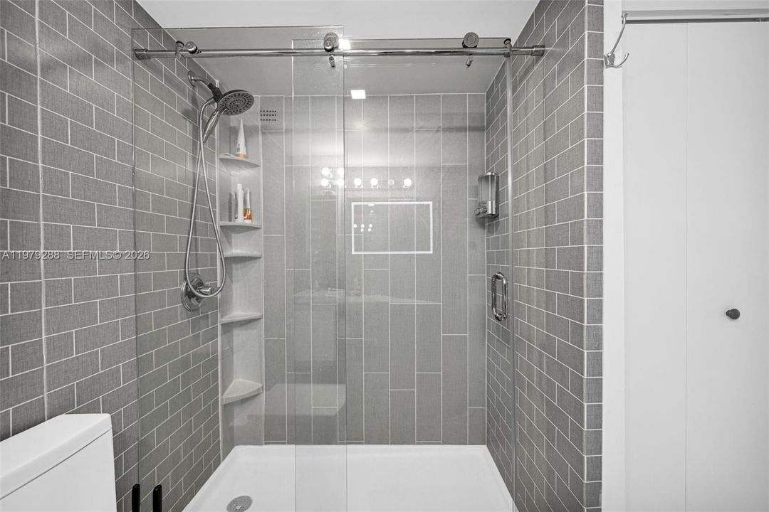 For Sale: $1,425,000 (1 beds, 1 baths, 880 Square Feet)