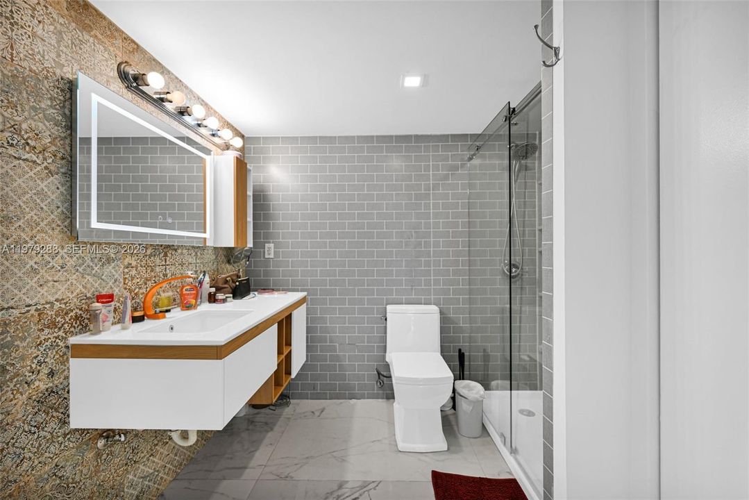 For Sale: $1,425,000 (1 beds, 1 baths, 880 Square Feet)