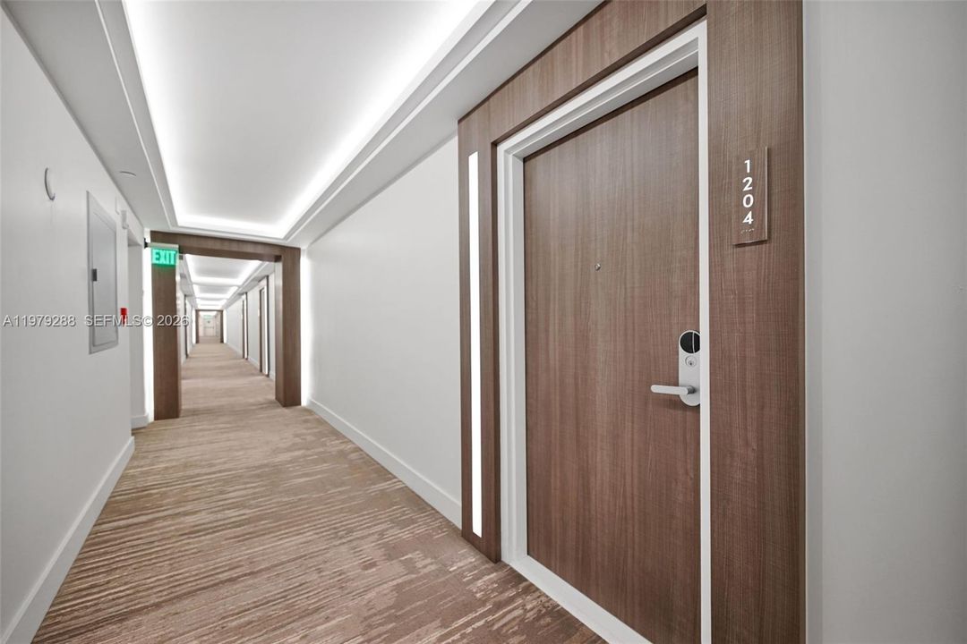 For Sale: $1,425,000 (1 beds, 1 baths, 880 Square Feet)