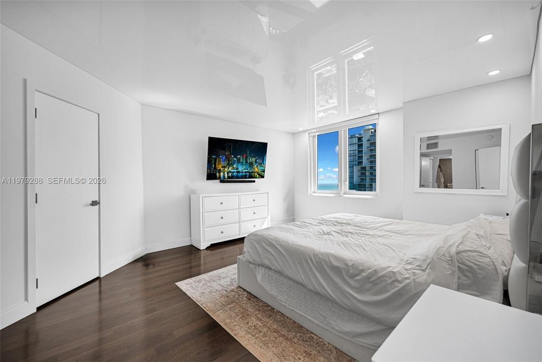 For Sale: $1,425,000 (1 beds, 1 baths, 880 Square Feet)
