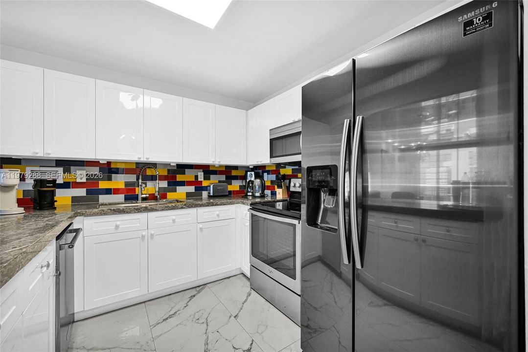 For Sale: $1,425,000 (1 beds, 1 baths, 880 Square Feet)