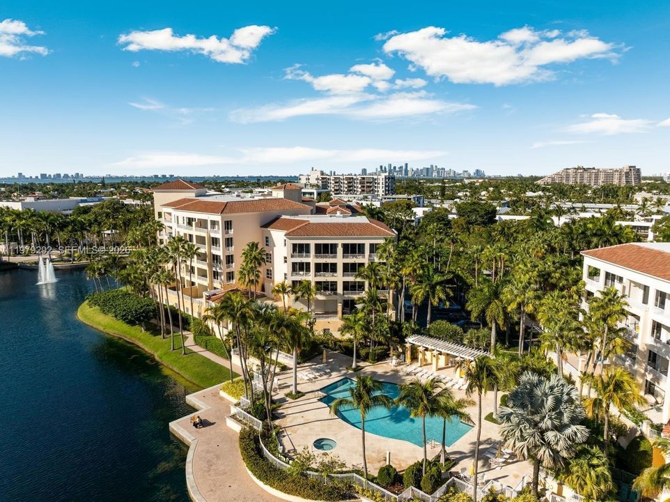 Под контрактом: $1,890,000 (3 спален, 3 ванн, 1830 Квадратных фут)