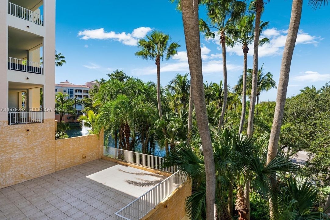 Под контрактом: $1,890,000 (3 спален, 3 ванн, 1830 Квадратных фут)