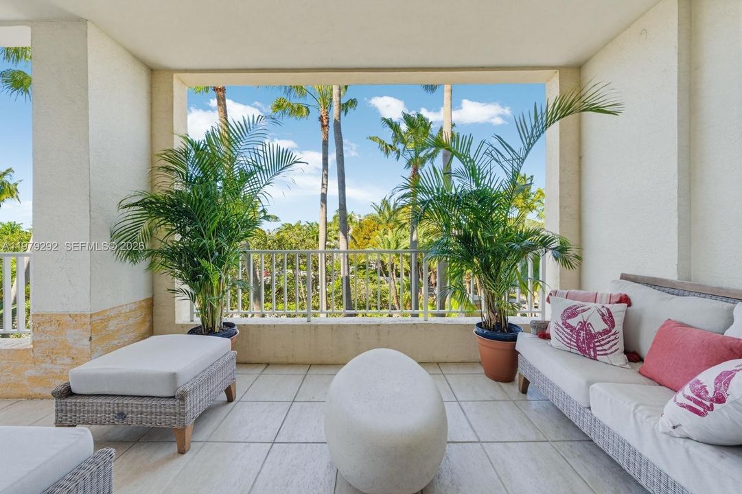 Под контрактом: $1,890,000 (3 спален, 3 ванн, 1830 Квадратных фут)