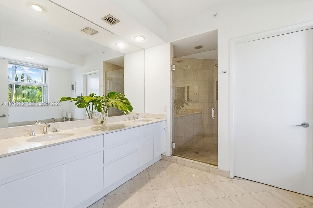 Под контрактом: $1,890,000 (3 спален, 3 ванн, 1830 Квадратных фут)