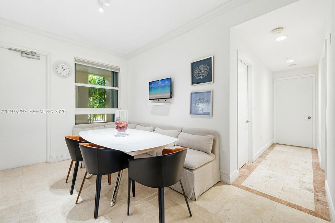 Под контрактом: $1,890,000 (3 спален, 3 ванн, 1830 Квадратных фут)