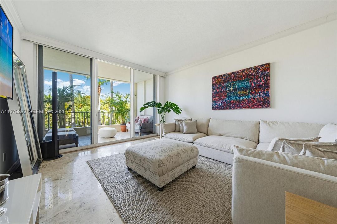 Под контрактом: $1,890,000 (3 спален, 3 ванн, 1830 Квадратных фут)