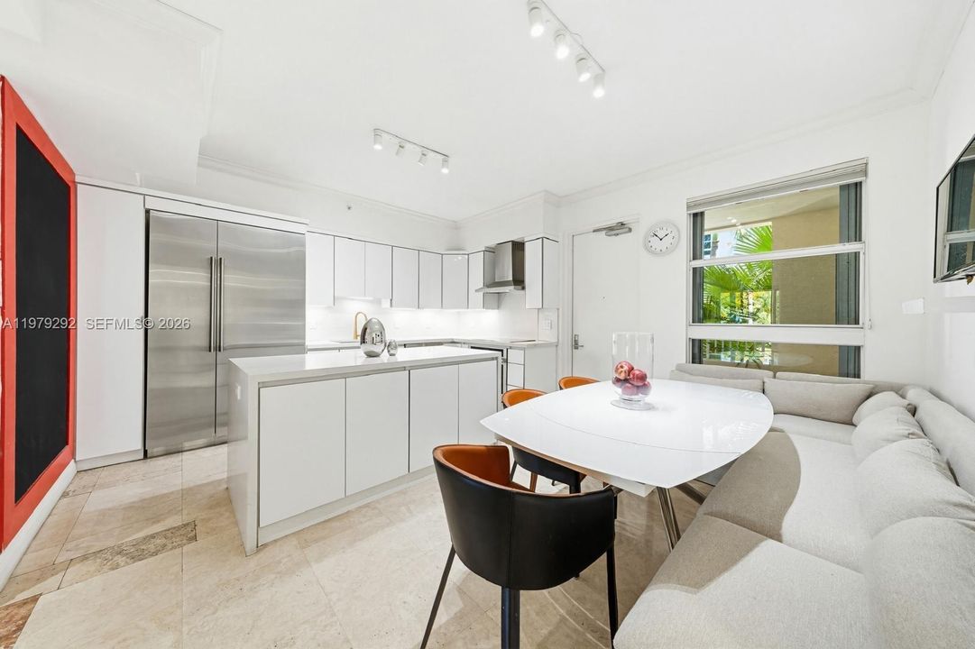 Под контрактом: $1,890,000 (3 спален, 3 ванн, 1830 Квадратных фут)