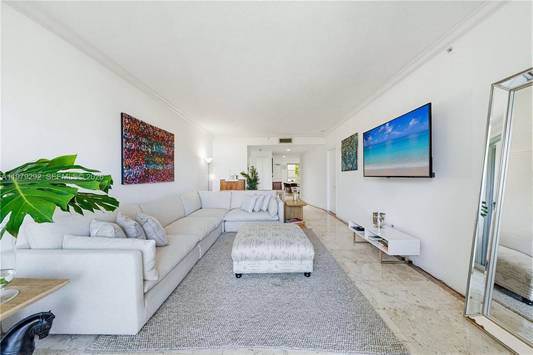 Под контрактом: $1,890,000 (3 спален, 3 ванн, 1830 Квадратных фут)