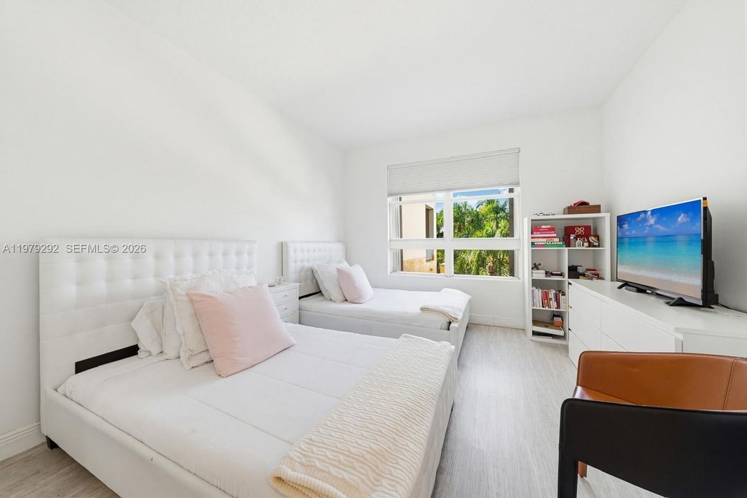 Под контрактом: $1,890,000 (3 спален, 3 ванн, 1830 Квадратных фут)