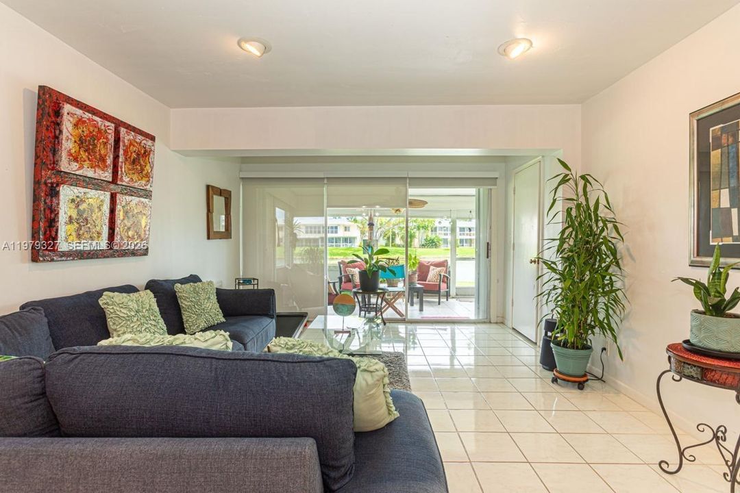 For Sale: $225,000 (2 beds, 2 baths, 1148 Square Feet)