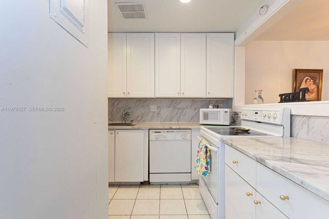 For Sale: $225,000 (2 beds, 2 baths, 1148 Square Feet)