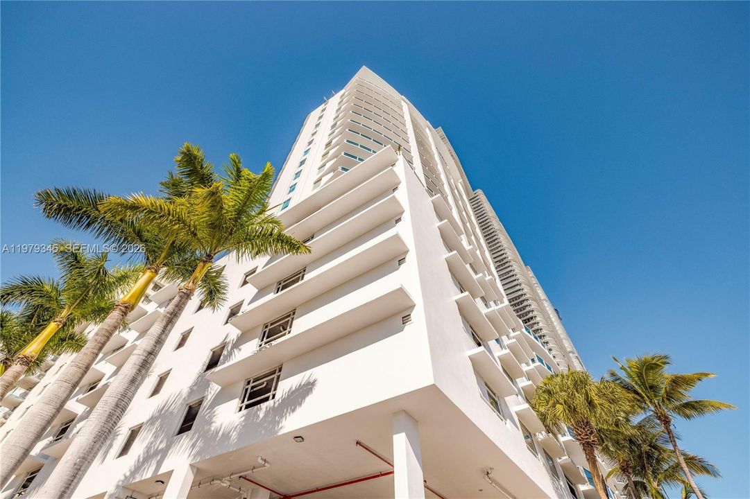 Active With Contract: $1,295,000 (2 beds, 2 baths, 1400 Square Feet)