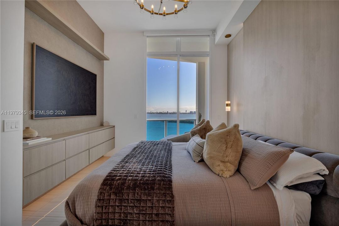 Active With Contract: $1,295,000 (2 beds, 2 baths, 1400 Square Feet)