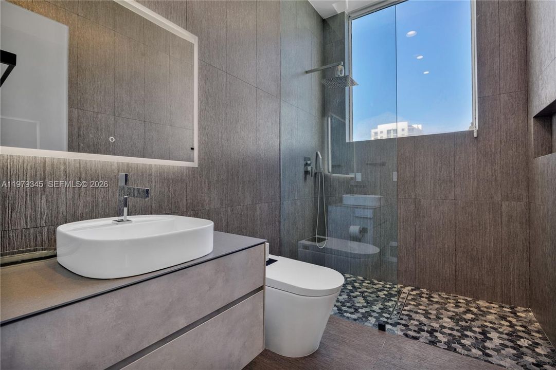 Active With Contract: $1,295,000 (2 beds, 2 baths, 1400 Square Feet)