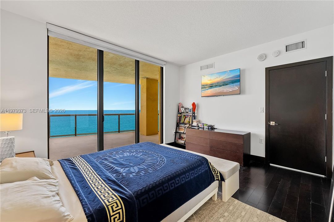 For Sale: $1,950,000 (3 beds, 3 baths, 2383 Square Feet)