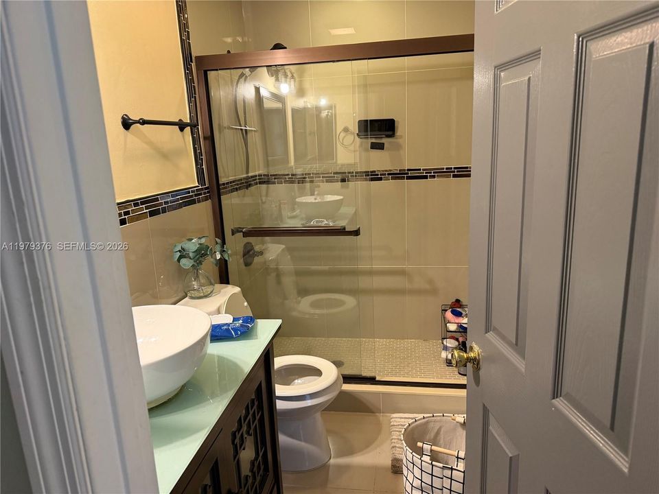Под контрактом: $286,888 (3 спален, 2 ванн, 1786 Квадратных фут)