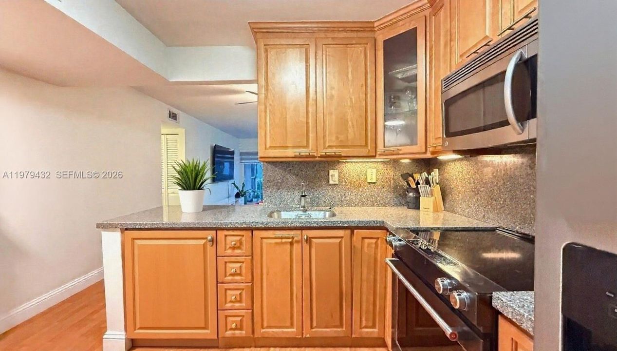 На продажу: $229,900 (2 спален, 2 ванн, 930 Квадратных фут)