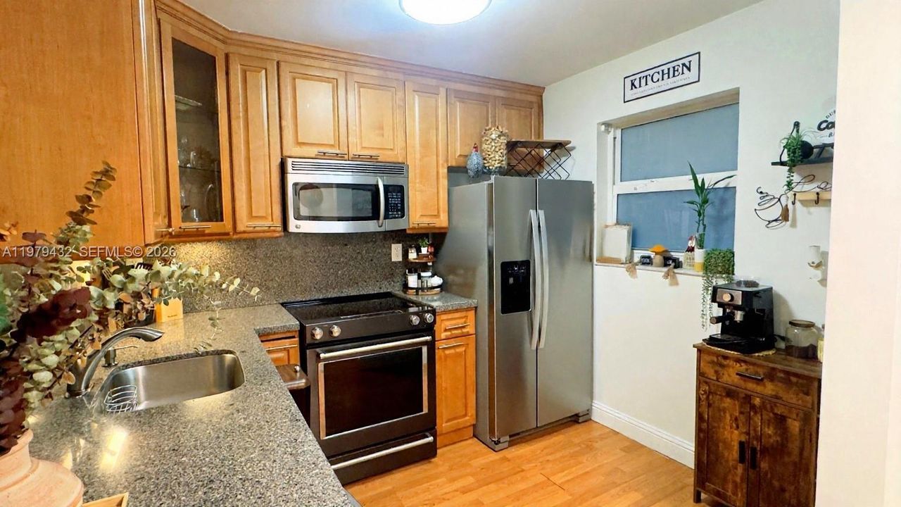На продажу: $229,900 (2 спален, 2 ванн, 930 Квадратных фут)