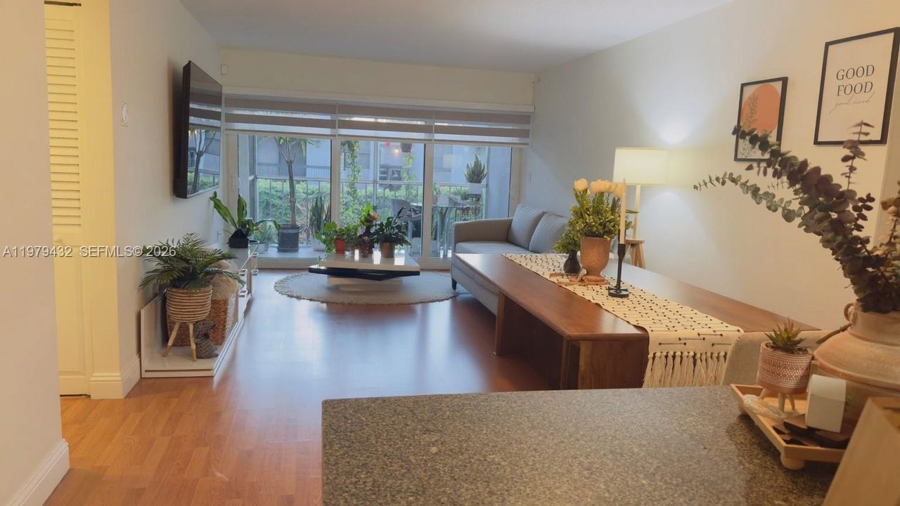 На продажу: $229,900 (2 спален, 2 ванн, 930 Квадратных фут)