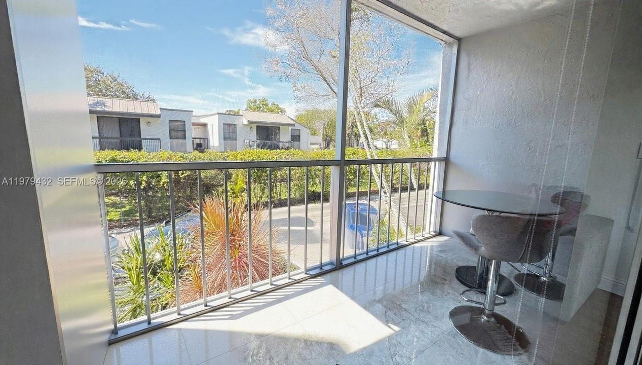 На продажу: $229,900 (2 спален, 2 ванн, 930 Квадратных фут)