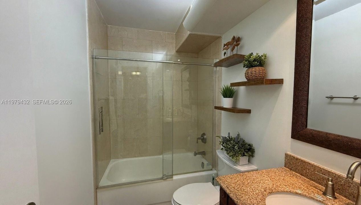 На продажу: $229,900 (2 спален, 2 ванн, 930 Квадратных фут)