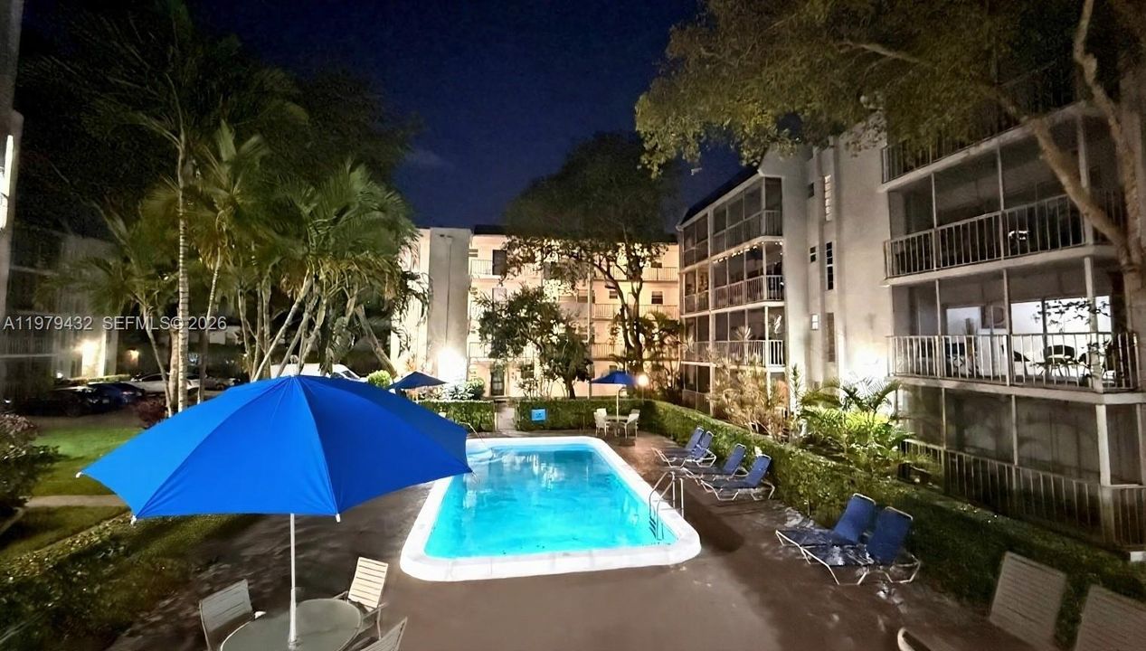 На продажу: $229,900 (2 спален, 2 ванн, 930 Квадратных фут)