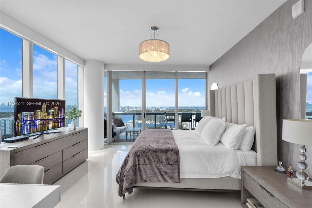 For Sale: $1,740,000 (2 beds, 2 baths, 1375 Square Feet)