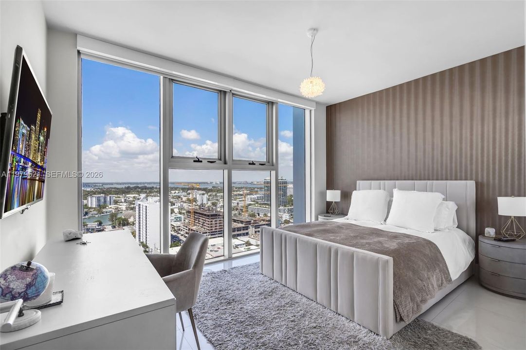 For Sale: $1,740,000 (2 beds, 2 baths, 1375 Square Feet)